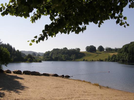 AU BORD DU LAC DE LASTIOULLE (15)
