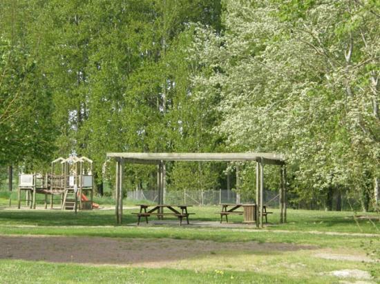 SUR L'AIRE DE REPOS DE CHALAIS (86)