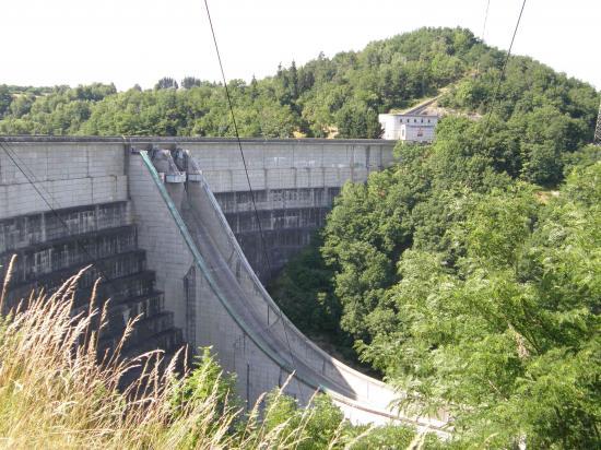 LE BARRAGE DE BORT-LES-ORGUES (19)