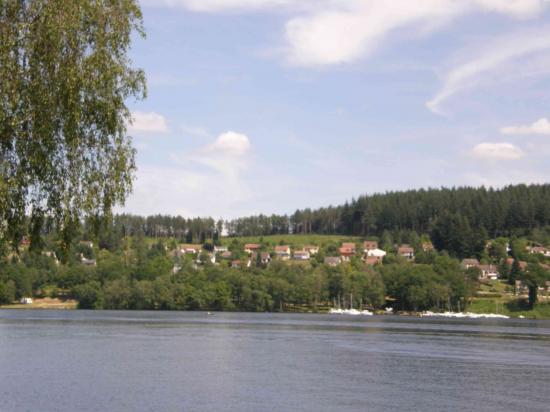 AU BORD DU LAC DE VASSIVIERE (87)