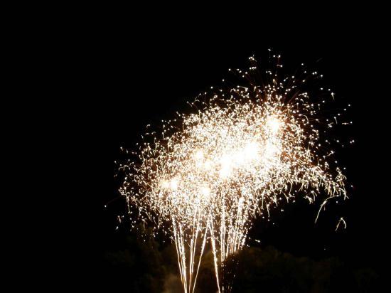 UN FEU D'ARTIFICE DU 13 JUILLET EN SAUMUROIS