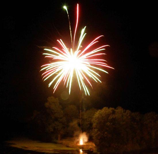 UN FEU D'ARTIFICE DU 13 JUILLET EN SAUMUROIS