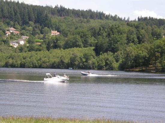 AU BORD DU LAC DE VASSIVIERE (87)