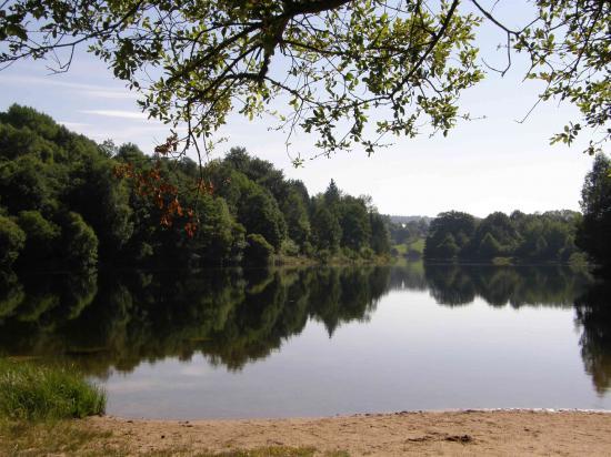AU BORD DU LAC DE LASTIOULLE (15)