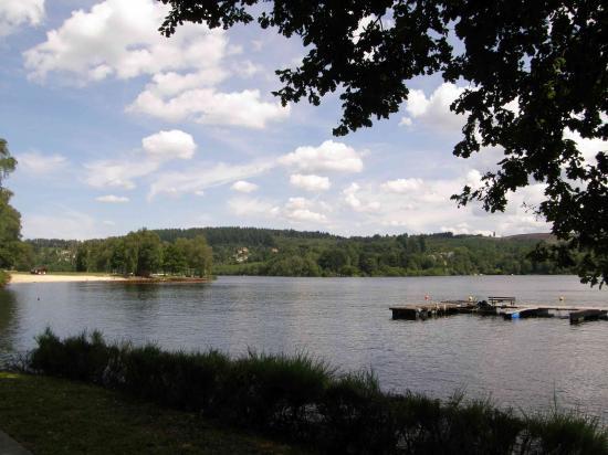 AU BORD DU LAC DE VASSIVIERE (87)