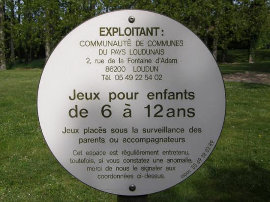 SUR L'AIRE DE REPOS DE CHALAIS (86)
