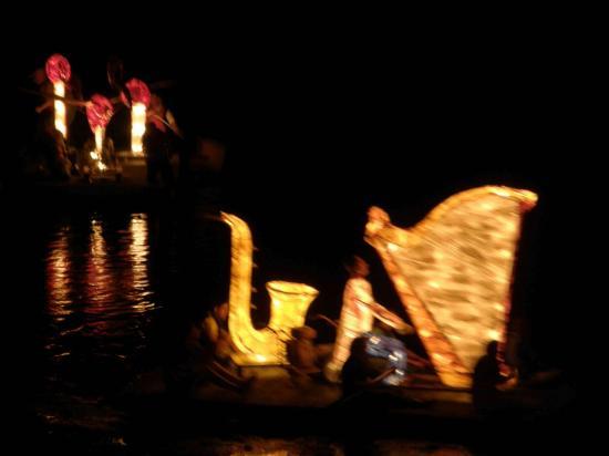DEFILE DE BATEAUX FLEURIS EN SAUMUROIS