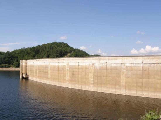 LE BARRAGE DE BORT-LES-ORGUES (19)